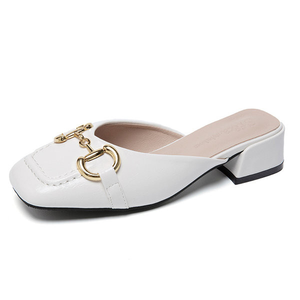 Γυναικείες έκο δερμάτινες παντόφλες με μεταλλική διακόσμηση σε τέσσερα χρώματα