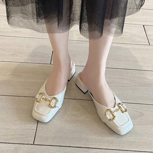 Γυναικείες έκο δερμάτινες παντόφλες με μεταλλική διακόσμηση σε τέσσερα χρώματα