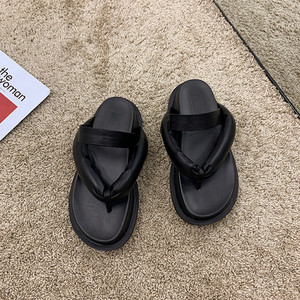 Ikdienas sieviešu čības starp pirkstiem ar augstām zolēm