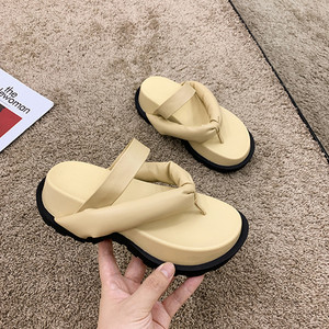 Ikdienas sieviešu čības starp pirkstiem ar augstām zolēm