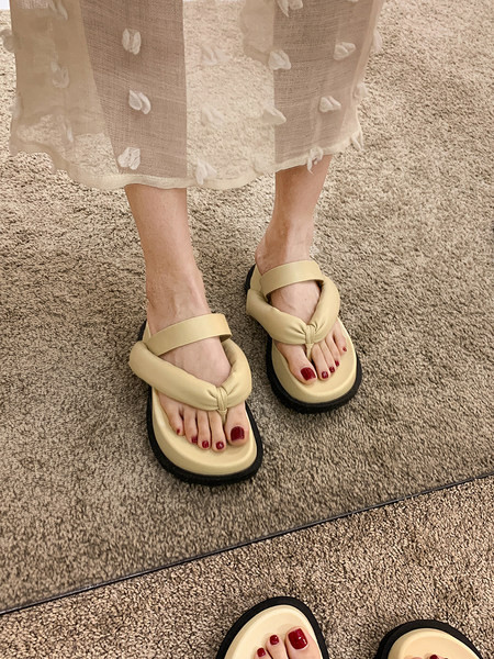 Παντόφλες casual γυναικείες ανάμεσα στα δάχτυλα με ψηλή σόλα