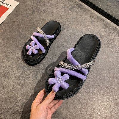 Modernas sieviešu čības starp pirkstiem ar 3D elementu