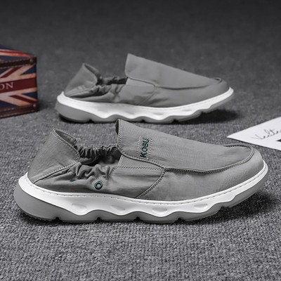 Ikdienas vīriešu mokasīni ar raupju zoli un uzrakstu