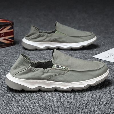 Ikdienas vīriešu mokasīni ar raupju zoli un uzrakstu