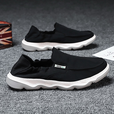 Ikdienas vīriešu mokasīni ar raupju zoli un uzrakstu