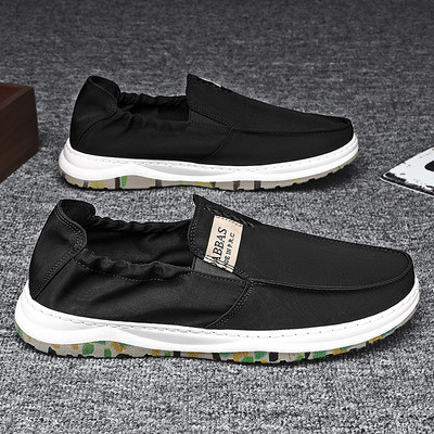 Ikdienas vīriešu mokasīni ar raupju zoli un uzrakstu