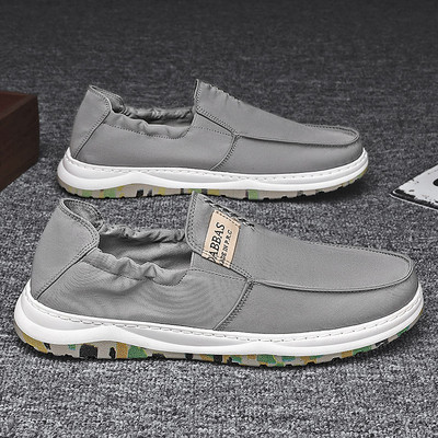 Ikdienas vīriešu mokasīni ar raupju zoli un uzrakstu