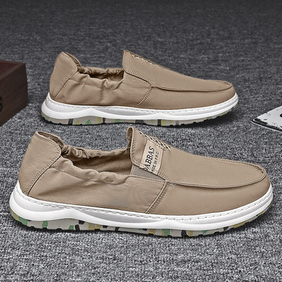 Ikdienas vīriešu mokasīni ar raupju zoli un uzrakstu