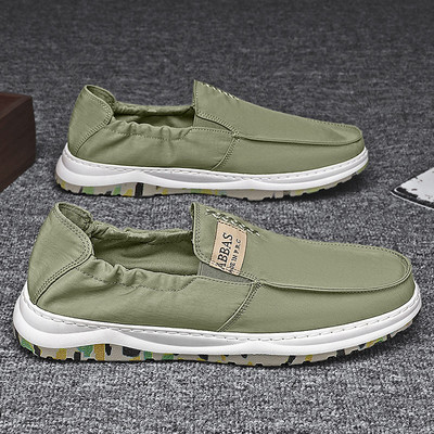 Ikdienas vīriešu mokasīni ar raupju zoli un uzrakstu