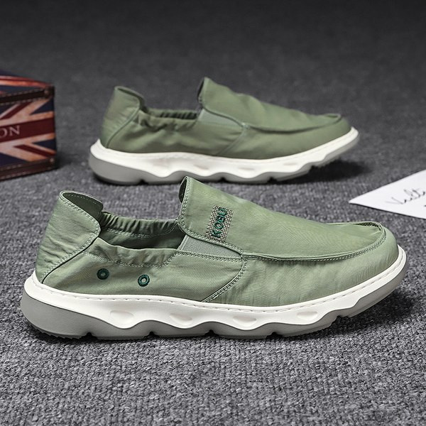 Ανδρικά μοκασίνια με τραχιά σόλα και επιγραφή