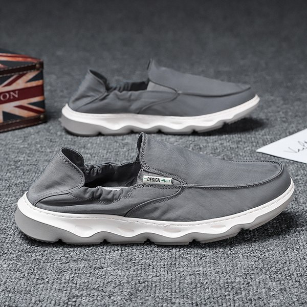 Ανδρικά μοκασίνια με τραχιά σόλα και επιγραφή