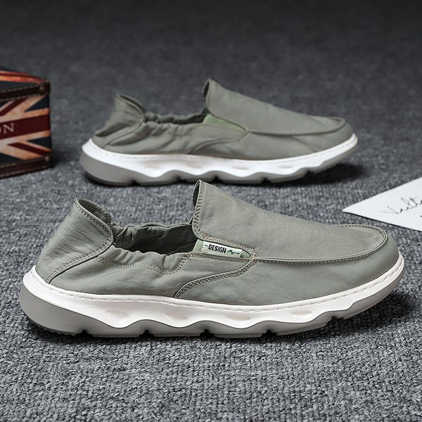 Ανδρικά μοκασίνια με τραχιά σόλα και επιγραφή