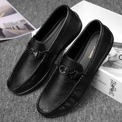 Klasiski vīriešu mokasīni ar metāla elementu un ērtu zoli