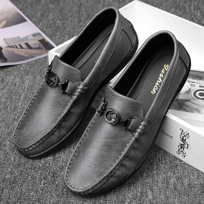 Klasiski vīriešu mokasīni ar metāla elementu un ērtu zoli