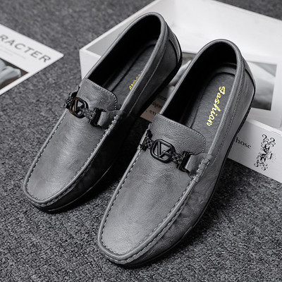 Klasiski vīriešu mokasīni ar metāla elementu un ērtu zoli