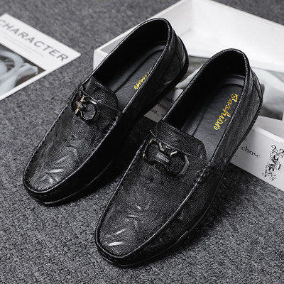 Klasiski vīriešu mokasīni ar metāla elementu un ērtu zoli