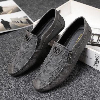 Klasiski vīriešu mokasīni ar metāla elementu un ērtu zoli