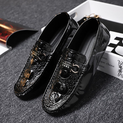 Klasiski vīriešu mokasīni ar metāla elementu un ērtu zoli