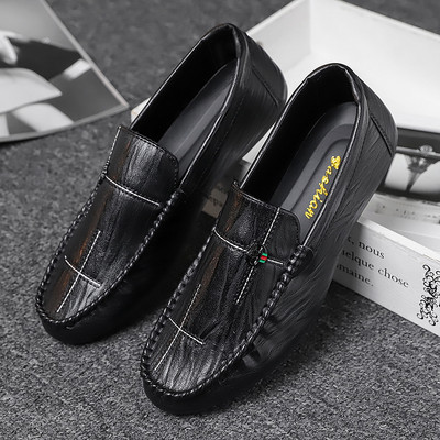 Klasiski vīriešu mokasīni ar metāla elementu un ērtu zoli