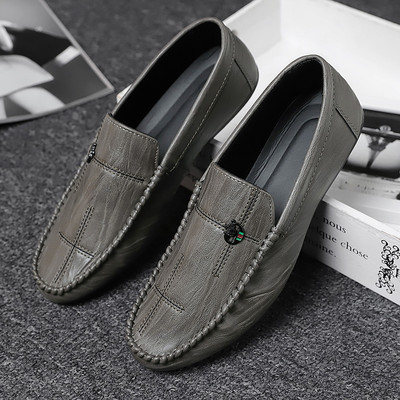 Klasiski vīriešu mokasīni ar metāla elementu un ērtu zoli