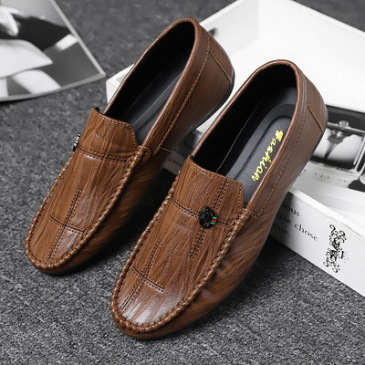 Klasiski vīriešu mokasīni ar metāla elementu un ērtu zoli