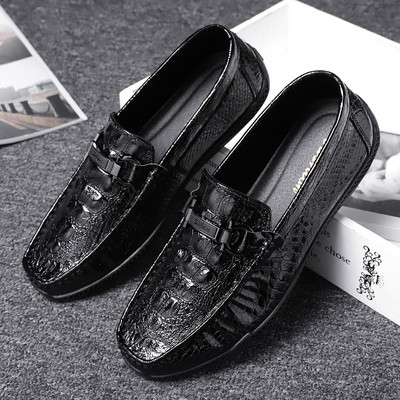 Klasiski vīriešu mokasīni ar metāla elementu un ērtu zoli