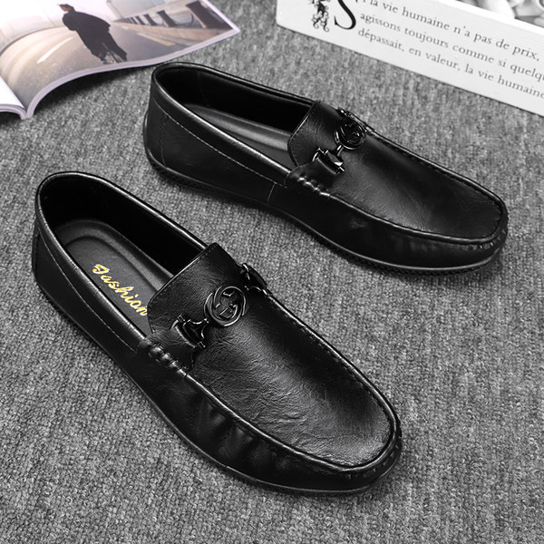 Klasiski vīriešu mokasīni ar metāla elementu un ērtu zoli