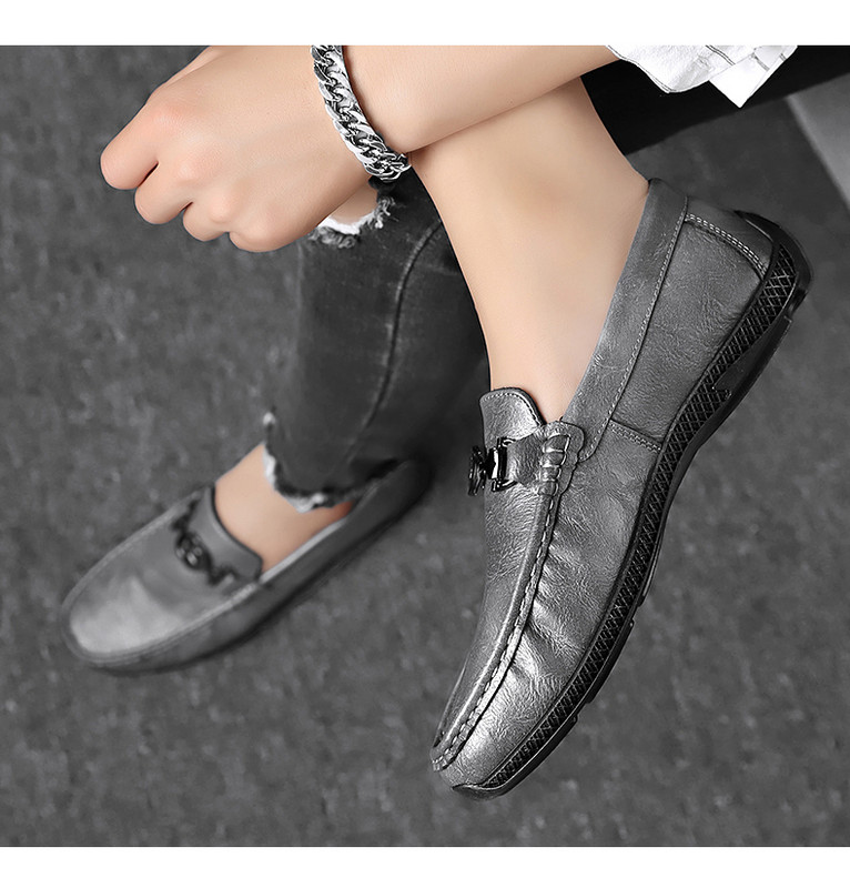 Klasiski vīriešu mokasīni ar metāla elementu un ērtu zoli