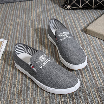 Ανδρικά μοκασίνια σε διάφορα μοντέλα με επιγραφή και εφαρμογές