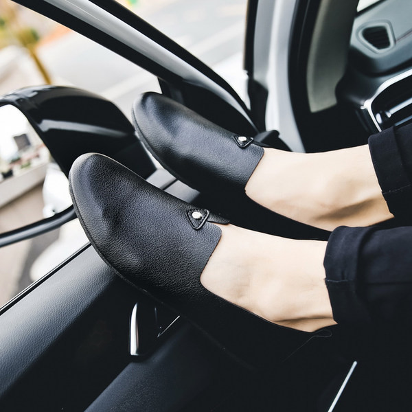 Jauns mokasīnu modelis ar plakanu zoli no eko ādas