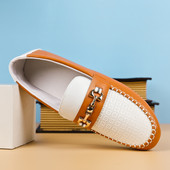 Ανδρικά μοκασίνια από οικολογικό δέρμα με μεταλλικό στοιχείο και επίπεδη σόλα