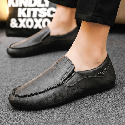 Ανδρικά μοκασίνια από οικολογικό δέρμα με μεταλλικό στοιχείο και επίπεδη σόλα