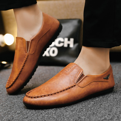 Ανδρικά μοκασίνια από οικολογικό δέρμα με μεταλλικό στοιχείο και επίπεδη σόλα