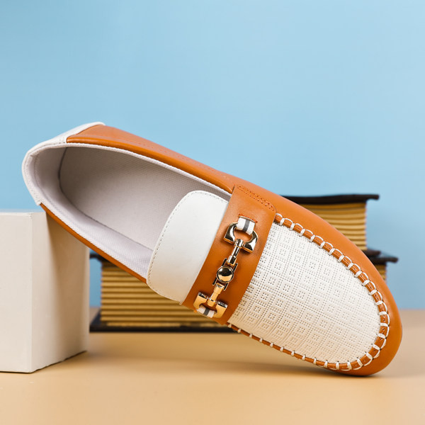 Ανδρικά μοκασίνια από οικολογικό δέρμα με μεταλλικό στοιχείο και επίπεδη σόλα