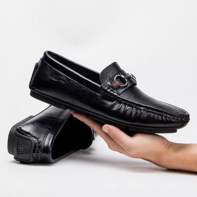 Καλοκαιρινά μοκασίνια από οικολογικό δέρμα με μεταλλική διακόσμηση