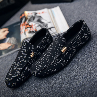 Mitmes värvitoonis vabaaja meeste mokassiinid metallelemendiga