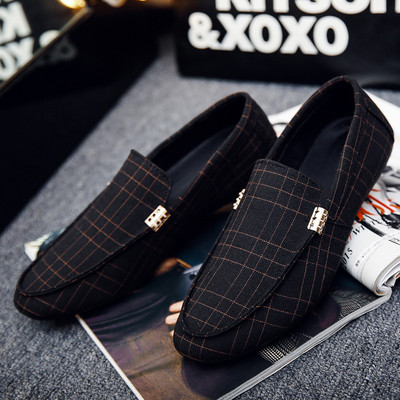 Mitmes värvitoonis vabaaja meeste mokassiinid metallelemendiga