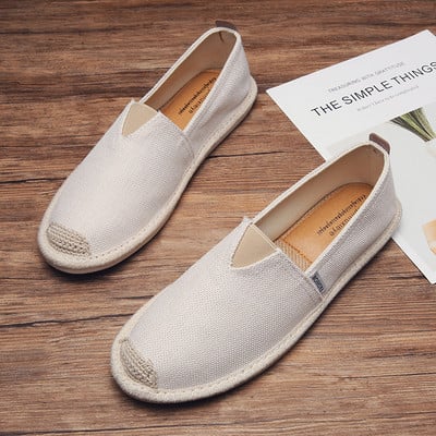 Καθημερινά ανδρικά μοκασίνια σε διάφορα μοντέλα με κέντημα και επιγραφή