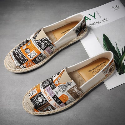 Καθημερινά ανδρικά μοκασίνια σε διάφορα μοντέλα με κέντημα και επιγραφή