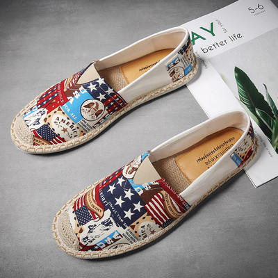 Καθημερινά ανδρικά μοκασίνια σε διάφορα μοντέλα με κέντημα και επιγραφή