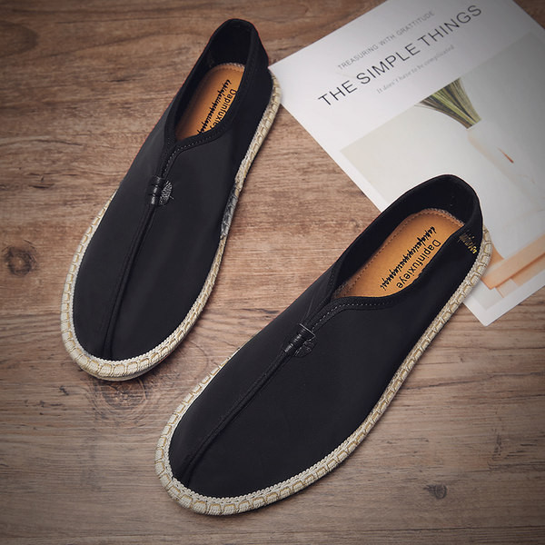 Καθημερινά ανδρικά μοκασίνια σε διάφορα μοντέλα με κέντημα και επιγραφή