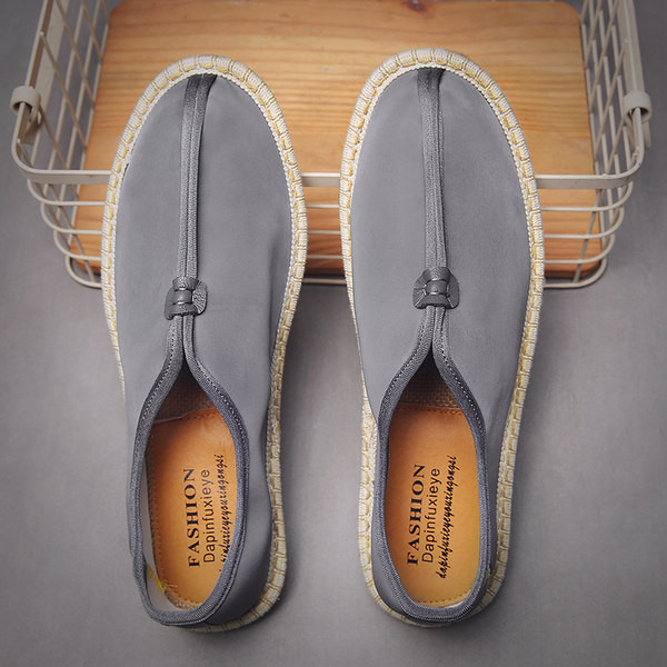 Καθημερινά ανδρικά μοκασίνια σε διάφορα μοντέλα με κέντημα και επιγραφή