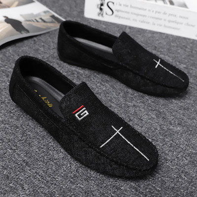 Aktuāli vīriešu mokasīni ar plakanu zoli un izšuvumu