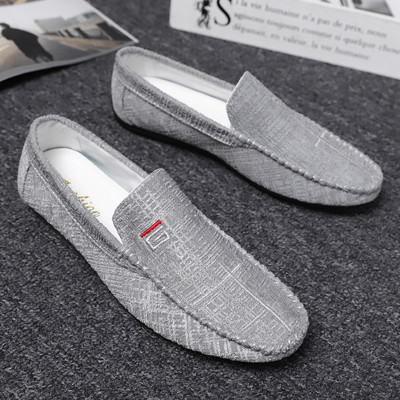 Aktuāli vīriešu mokasīni ar plakanu zoli un izšuvumu