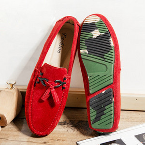 Ανδρικά μοκασίνια μοντέρνα με μεταλλικό στοιχείο και φούντα