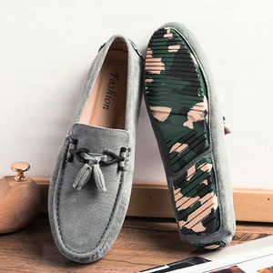 Ανδρικά μοκασίνια μοντέρνα με μεταλλικό στοιχείο και φούντα