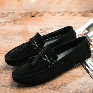 Ανδρικά μοκασίνια μοντέρνα με μεταλλικό στοιχείο και φούντα