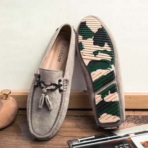 Ανδρικά μοκασίνια μοντέρνα με μεταλλικό στοιχείο και φούντα