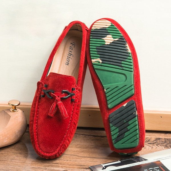 Ανδρικά μοκασίνια μοντέρνα με μεταλλικό στοιχείο και φούντα