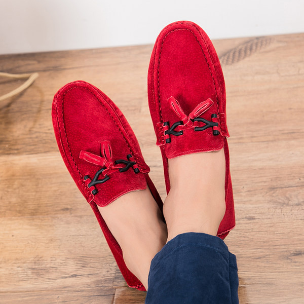 Ανδρικά μοκασίνια μοντέρνα με μεταλλικό στοιχείο και φούντα